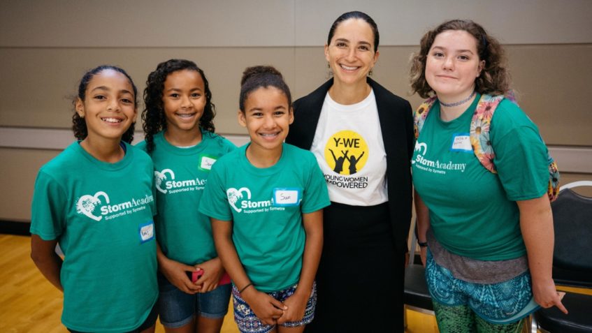 Sen. Saldaña with four young students