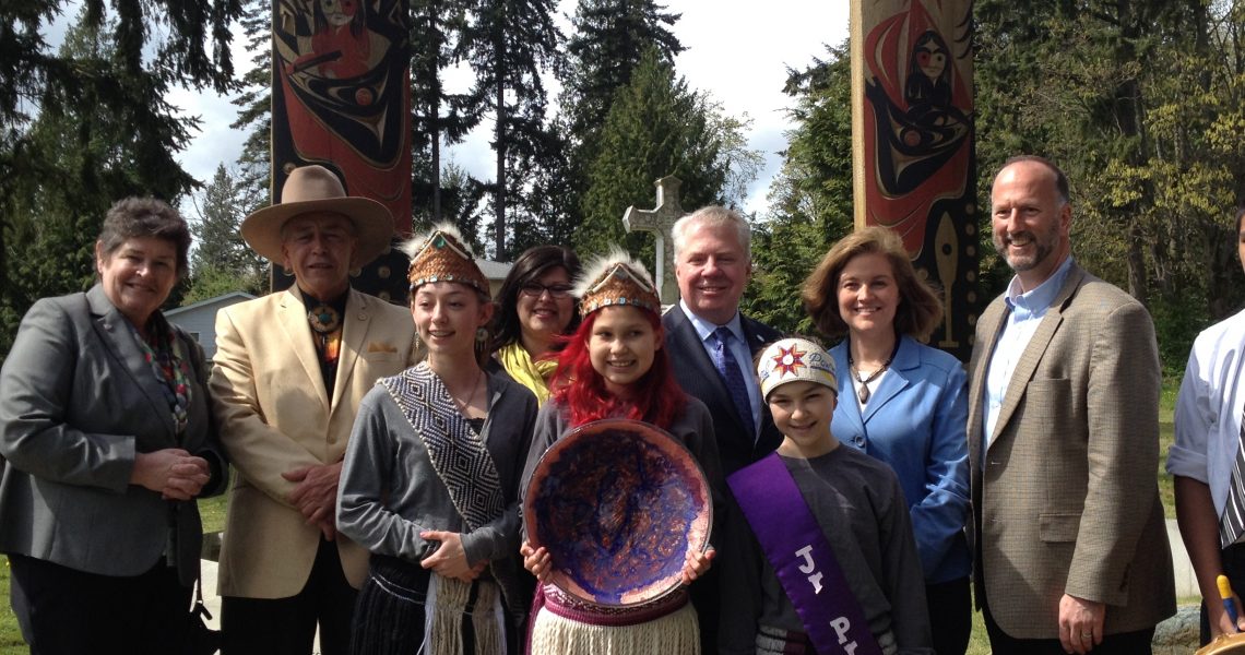 Rolfes and Murray visit Chief Seattle's grave