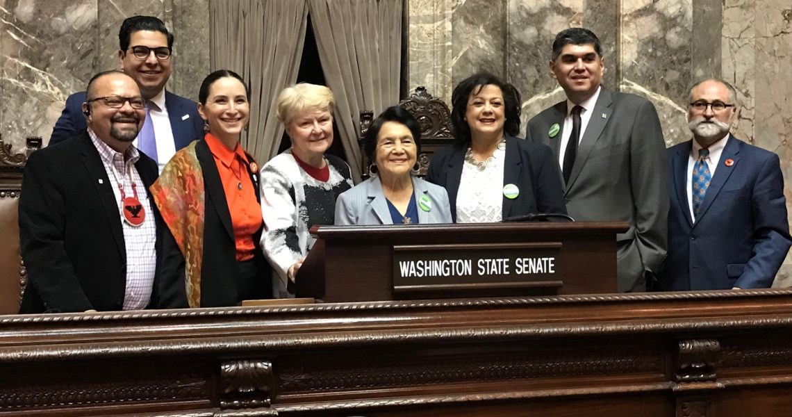 Proyecto de ley honrando a la activista de derechos civiles, Dolores Huerta, es aprobado por la Legislatura