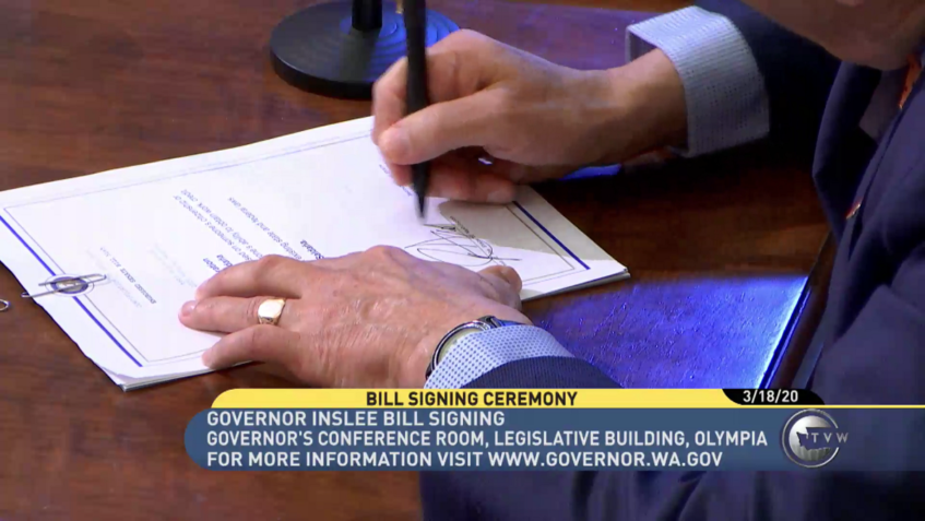 El gobernador, Jay Inslee, firma el proyecto de ley 5165 el 18 de marzo del 2020.